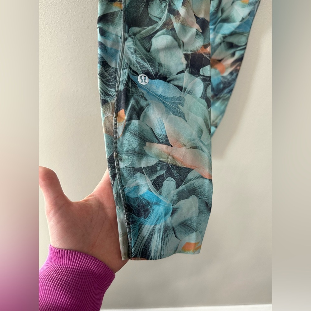 Lululemon Fast and Free High-Rise Tight 25"
7 Pocket Luminescent Floral Multi - Picture 7 of 9